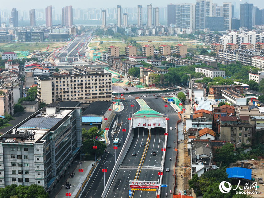 9月30日，廣州路下穿京九鐵路隧道工程主線正式通車。人民網記者 毛思遠攝