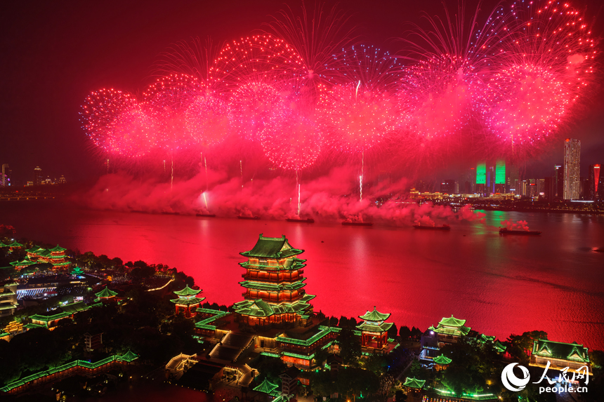 “盛世华彩 豫章欢歌”2025年国庆烟花晚会在赣江上空燃情上演。人民网记者 毛思远摄
