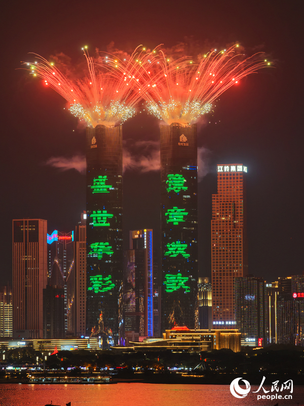 “盛世华彩 豫章欢歌”2025年国庆烟花晚会在赣江上空燃情上演。人民网记者 毛思远摄