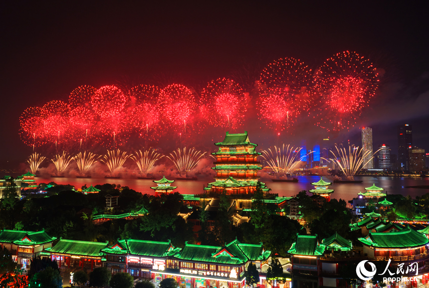 “盛世华彩 豫章欢歌”2025年国庆烟花晚会在赣江上空燃情上演。人民网记者 毛思远摄