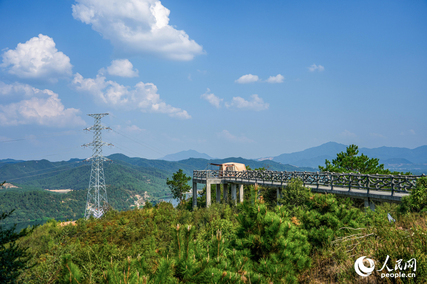 山林間觀景台與能源基建相融。人民網 涂詩軒攝