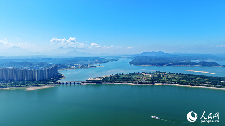 深秋的江西省九江市武宁县，宛如一幅铺展的山水长卷。人民网记者 邱烨摄