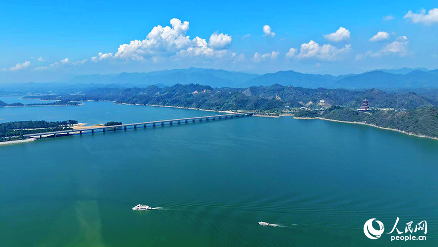 深秋的江西省九江市武寧縣，宛如一幅鋪展的山水長卷。人民網記者 邱燁攝