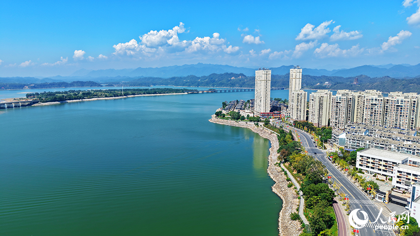 深秋的江西省九江市武寧縣，宛如一幅鋪展的山水長卷。人民網記者 邱燁攝