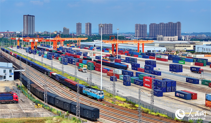 赣州国际陆港货场内集装箱装卸繁忙，各类班列有序进出港。人民网 朱海鹏摄