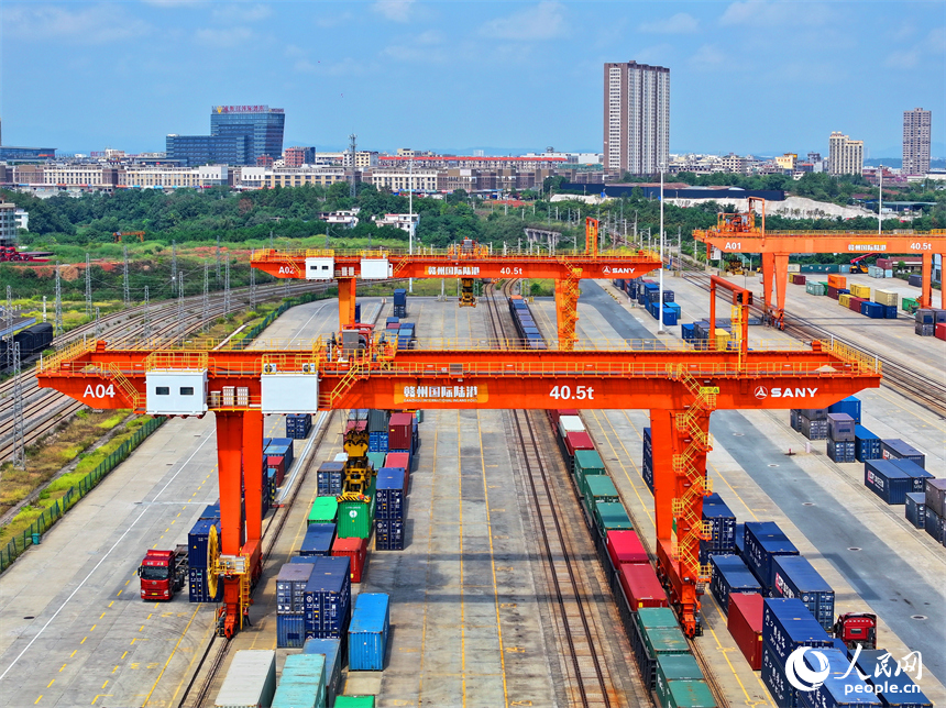 贛州國際陸港貨場內集裝箱裝卸繁忙，各類班列有序進出港。人民網 朱海鵬攝