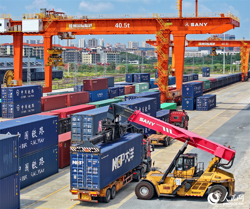 贛州國際陸港貨場內集裝箱裝卸繁忙，各類班列有序進出港。人民網 朱海鵬攝