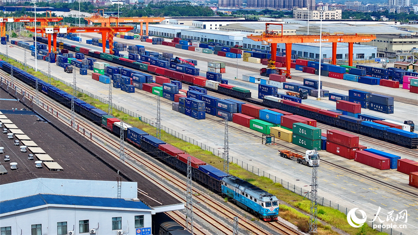 贛州國際陸港貨場內集裝箱裝卸繁忙，各類班列有序進出港。人民網 朱海鵬攝