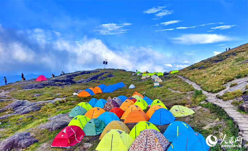 赣州市崇义县齐云山，众多游客徒步前来搭帐篷游玩，畅享户外休闲露营乐趣。朱海鹏摄