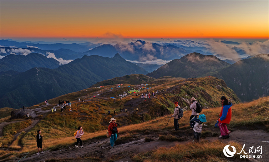 赣州市崇义县齐云山，众多游客徒步前来搭帐篷游玩，畅享户外休闲露营乐趣。朱海鹏摄