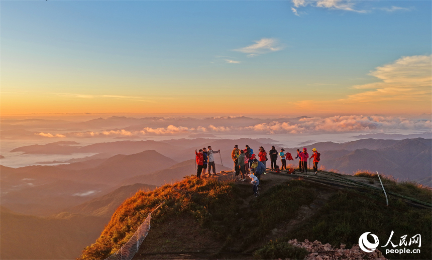 赣州市崇义县齐云山，众多游客徒步前来搭帐篷游玩，畅享户外休闲露营乐趣。朱海鹏摄