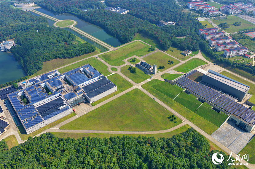 华润江中湾里制造基地（江中药谷），鳞次栉比的光伏发电板在厂房屋顶依次排列，源源不断生成绿色电能。人民网 朱海鹏摄