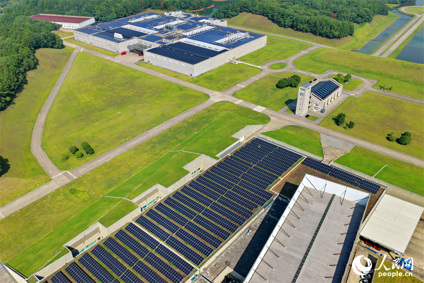 華潤江中灣裡制造基地（江中藥谷），鱗次櫛比的光伏發電板在廠房屋頂依次排列，源源不斷生成綠色電能。人民網 朱海鵬攝