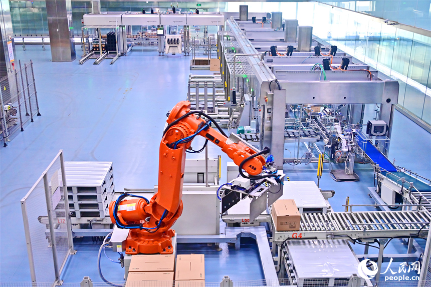 华润江中湾里制造基地（江中药谷）车间内，智能设备来回转动，产品运输包装有序进行。人民网 朱海鹏摄