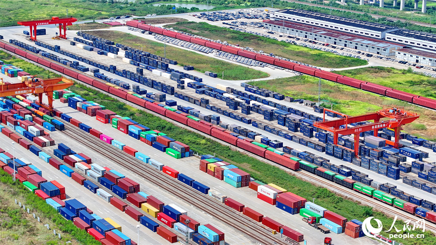 南昌国际陆港，装载汽车零配件、机械设备、家电等产品的集装箱装卸工作有序推进。人民网 朱海鹏摄