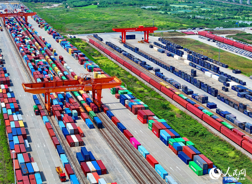 南昌国际陆港，装载汽车零配件、机械设备、家电等产品的集装箱装卸工作有序推进。人民网 朱海鹏摄