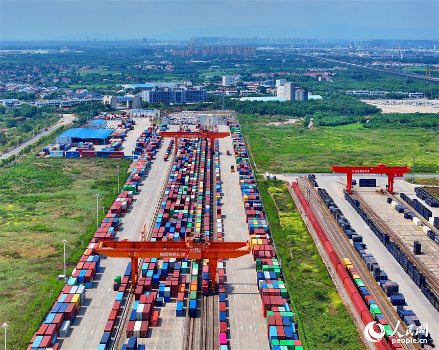 南昌国际陆港，装载汽车零配件、机械设备、家电等产品的集装箱装卸工作有序推进。人民网 朱海鹏摄