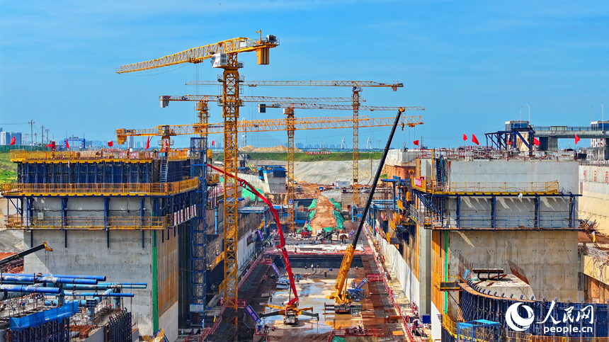贛江龍頭山樞紐二線船閘工程建設現場塔吊林立，施工繁忙，工人在澆筑船閘主體結構。人民網 朱海鵬攝