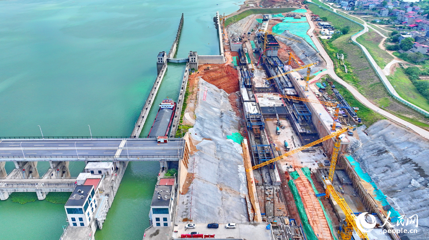 贛江龍頭山樞紐二線船閘工程建設現場塔吊林立，施工繁忙，工人在澆筑船閘主體結構。人民網 朱海鵬攝
