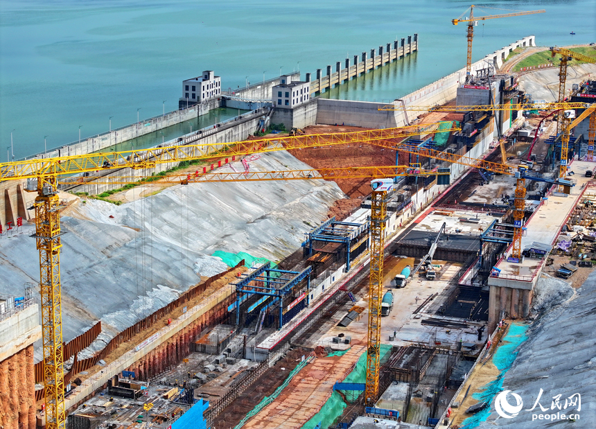 贛江龍頭山樞紐二線船閘工程建設現場塔吊林立，施工繁忙，工人在澆筑船閘主體結構。人民網 朱海鵬攝