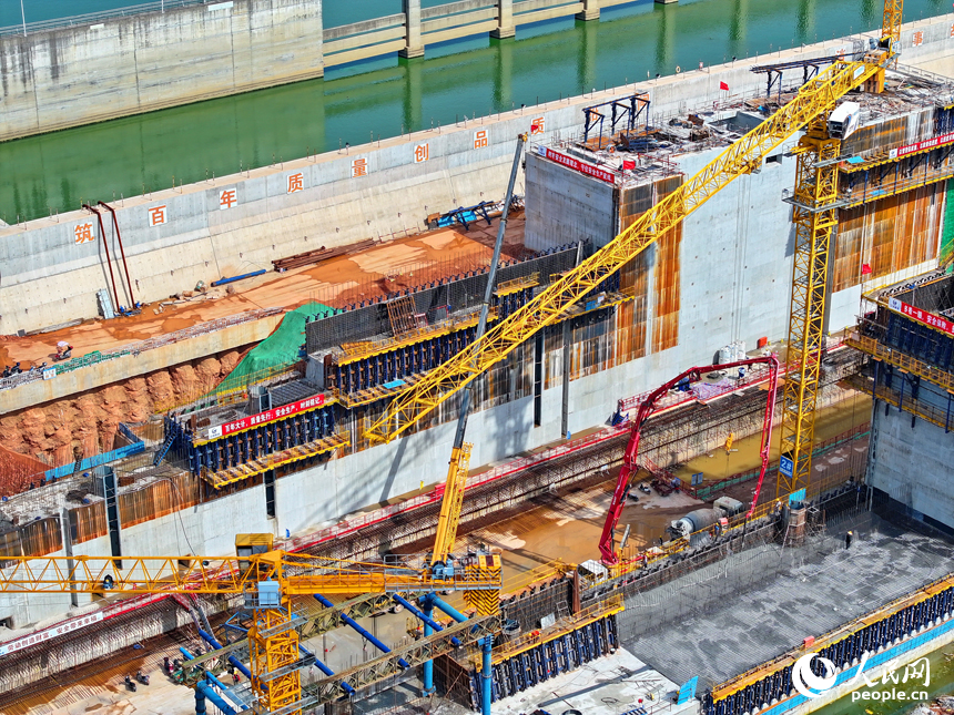 贛江龍頭山樞紐二線船閘工程建設現場塔吊林立，施工繁忙，工人在澆筑船閘主體結構。人民網 朱海鵬攝