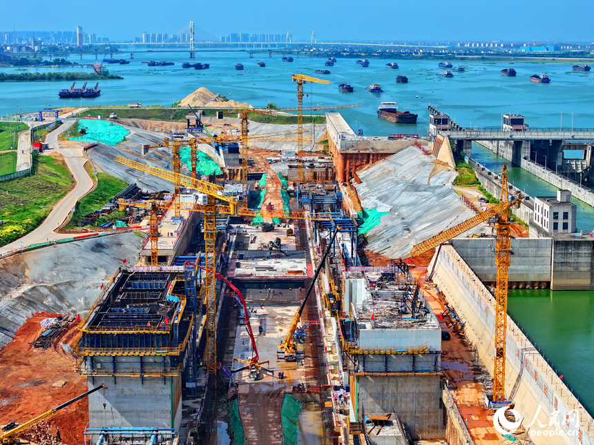贛江龍頭山樞紐二線船閘工程建設現場塔吊林立，施工繁忙，工人在澆筑船閘主體結構。人民網 朱海鵬攝