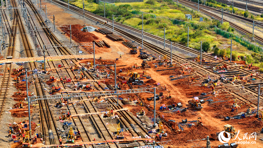 项目施工现场，设备作业有序，工人在进行铁路涵洞下穿部分施工。人民网 朱海鹏摄