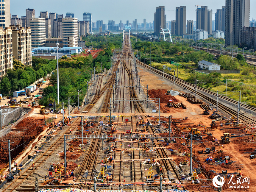 项目施工现场，设备作业有序，工人在进行铁路涵洞下穿部分施工。人民网 朱海鹏摄