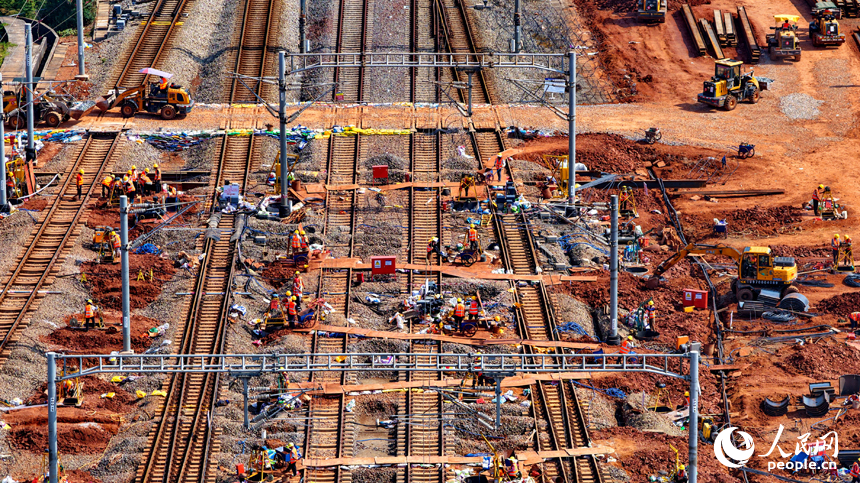 项目施工现场，设备作业有序，工人在进行铁路涵洞下穿部分施工。人民网 朱海鹏摄