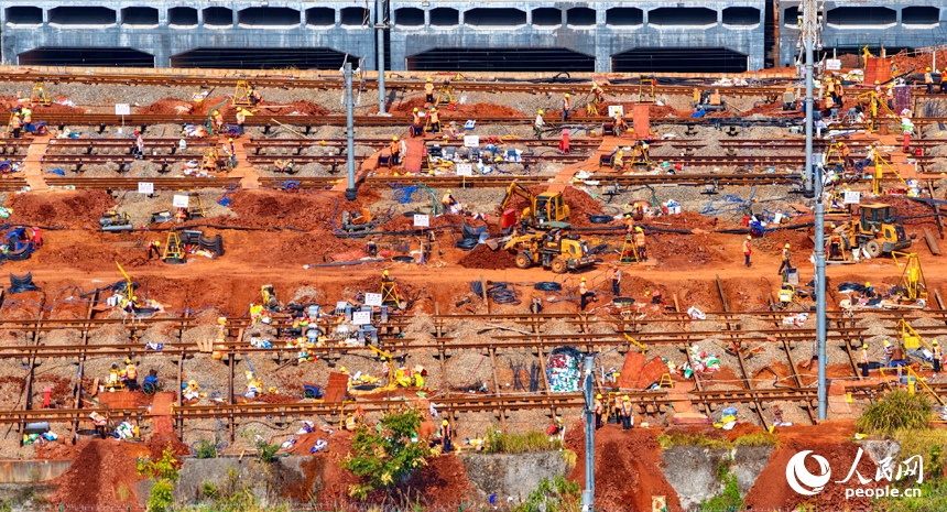 项目施工现场，设备作业有序，工人在进行铁路涵洞下穿部分施工。人民网 朱海鹏摄