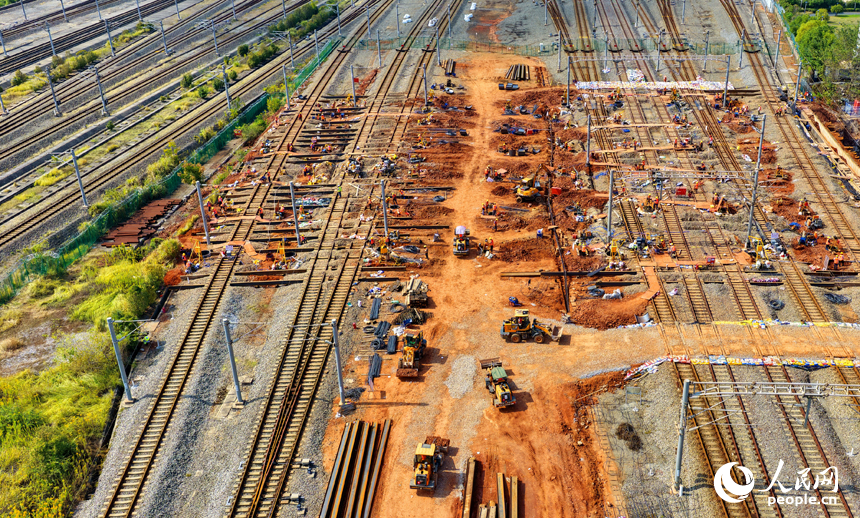 项目施工现场，设备作业有序，工人在进行铁路涵洞下穿部分施工。人民网 朱海鹏摄