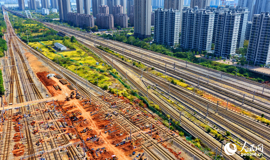 项目施工现场，设备作业有序，工人在进行铁路涵洞下穿部分施工。人民网 朱海鹏摄