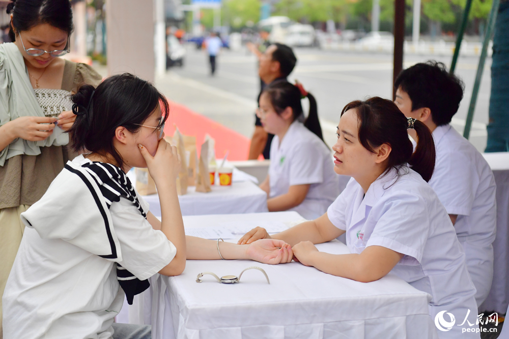专家坐诊，为民众健康诊疗服务。人民网记者 时雨摄
