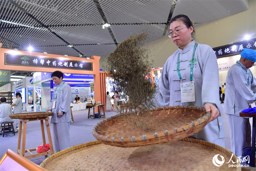 非遺傳承人現場進行樟幫中藥炮制技藝展演。人民網記者 時雨攝