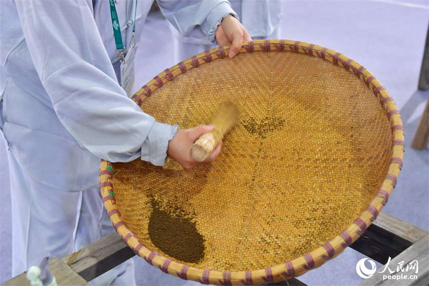 非遺傳承人現場進行樟幫中藥炮制技藝展演。人民網記者 時雨攝