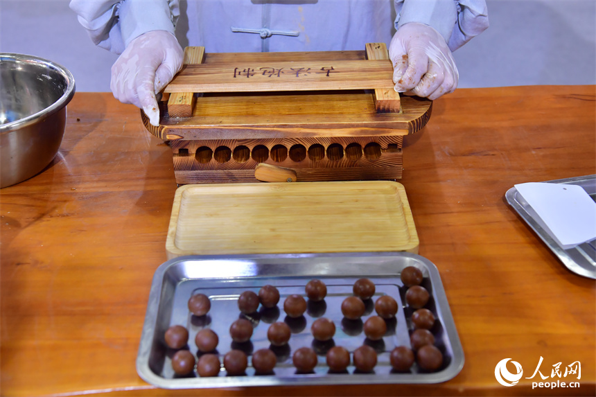 非遺傳承人現場進行樟幫中藥炮制技藝展演。人民網記者 時雨攝