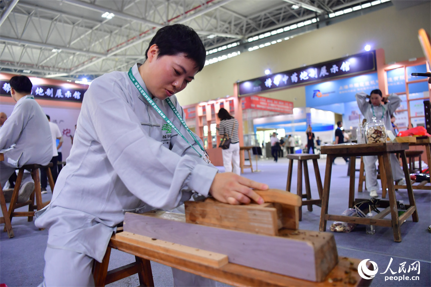 非遺傳承人現場進行樟幫中藥炮制技藝展演。人民網記者 時雨攝