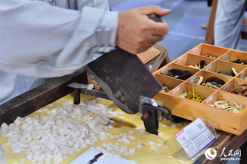 非遺傳承人現場進行樟幫中藥炮制技藝展演。人民網記者 時雨攝