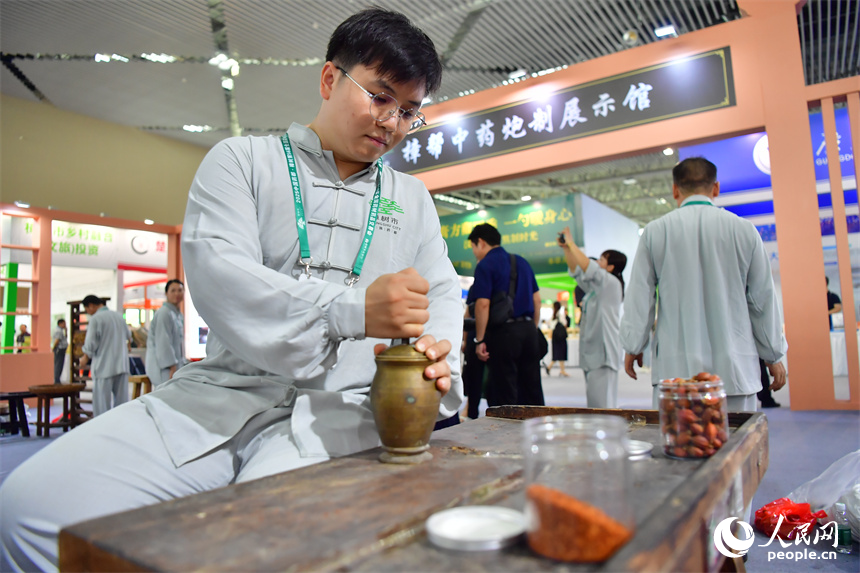 非遺傳承人現場進行樟幫中藥炮制技藝展演。人民網記者 時雨攝