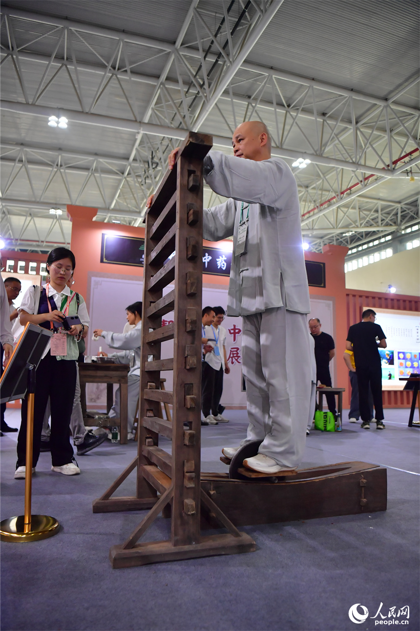 非遺傳承人現場進行樟幫中藥炮制技藝展演。人民網記者 時雨攝