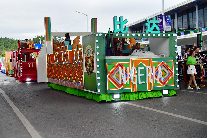 花車巡游讓市民和游客有機會近距離感受不同國家和地區的陶瓷藝術特色。人民網記者 時雨攝