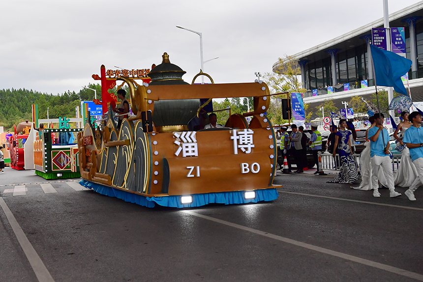 花车巡游让市民和游客有机会近距离感受不同国家和地区的陶瓷艺术特色。人民网记者 时雨摄