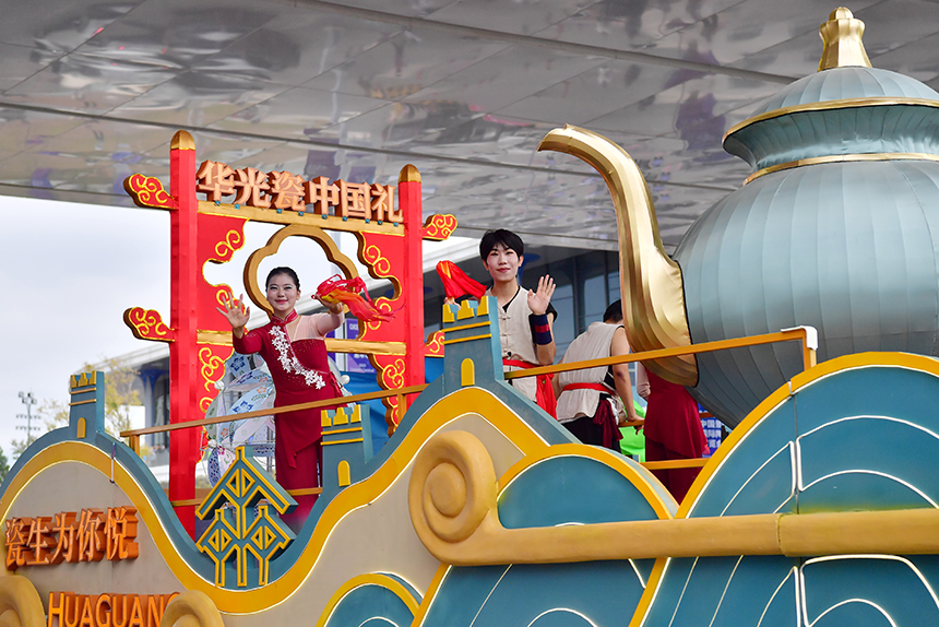 花車上的演藝人員和沿線的群眾互動。人民網記者 時雨攝