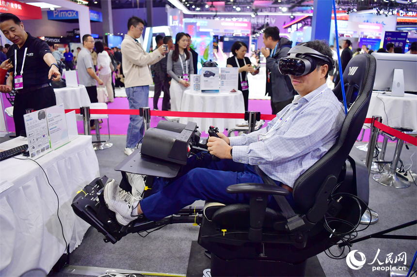 游客穿戴VR设备体验驾驶飞行器。人民网记者 时雨摄