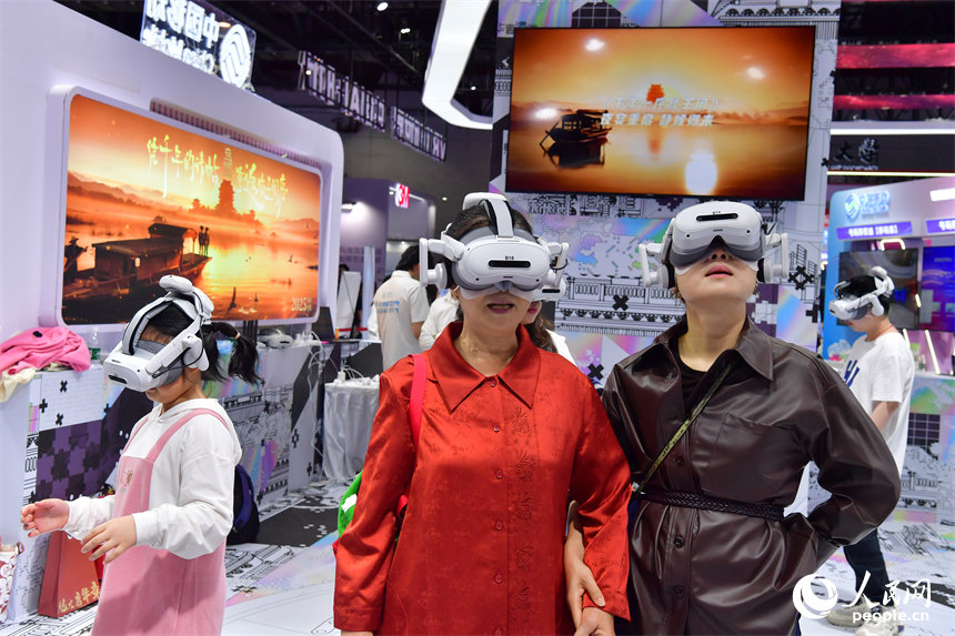游客穿戴VR设备沉浸式体验游逛滕王阁。人民网记者 时雨摄