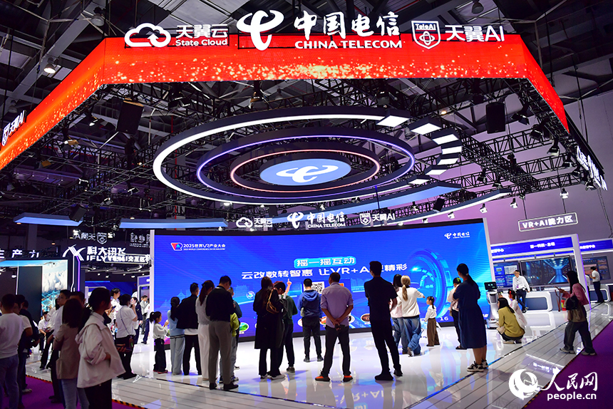 中國電信展位前人頭攢動,市民和游客來到這裡體驗虛實盛宴。人民網記者 時雨攝