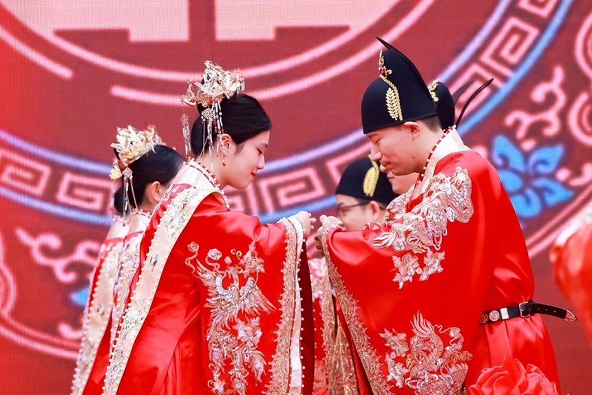 2025年江西省职工集体婚礼在江西庐山西海柘林古镇举行，图为集体婚礼现场。文斌摄