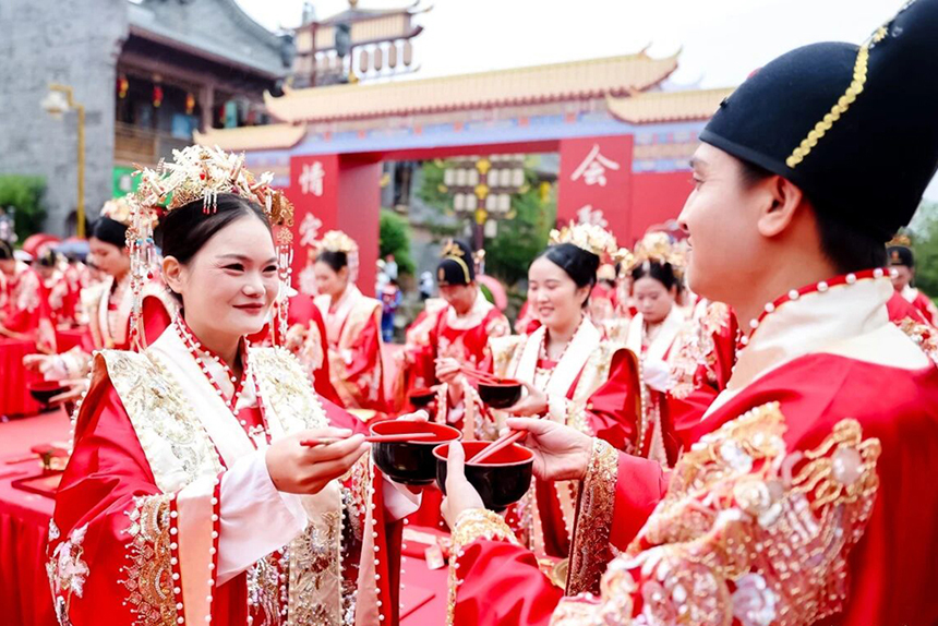 2025年江西省职工集体婚礼在江西庐山西海柘林古镇举行，图为集体婚礼现场。文斌摄