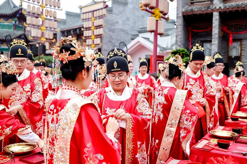 2025年江西省职工集体婚礼在江西庐山西海柘林古镇举行，图为集体婚礼现场。文斌摄
