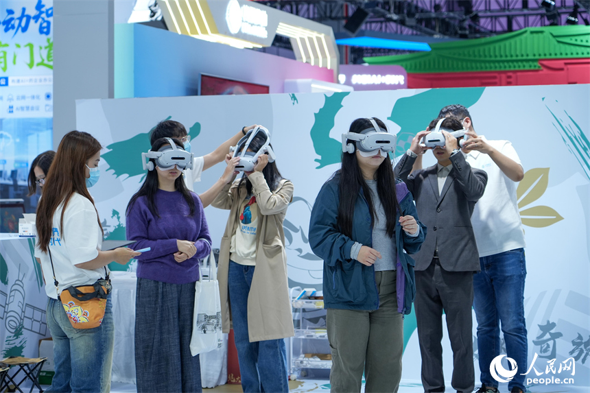大会现场，市民与游客沉浸式体验各类VR交互设备。人民网 涂诗轩摄
